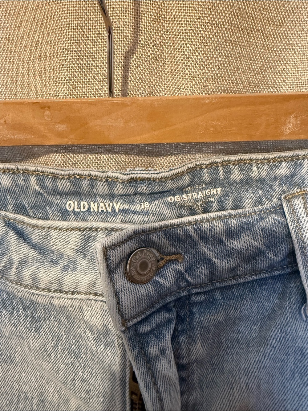Old Navy High-Rise OG Straight Distressed Denim Shorts Size 18 Light Wash - Picture 2 of 3